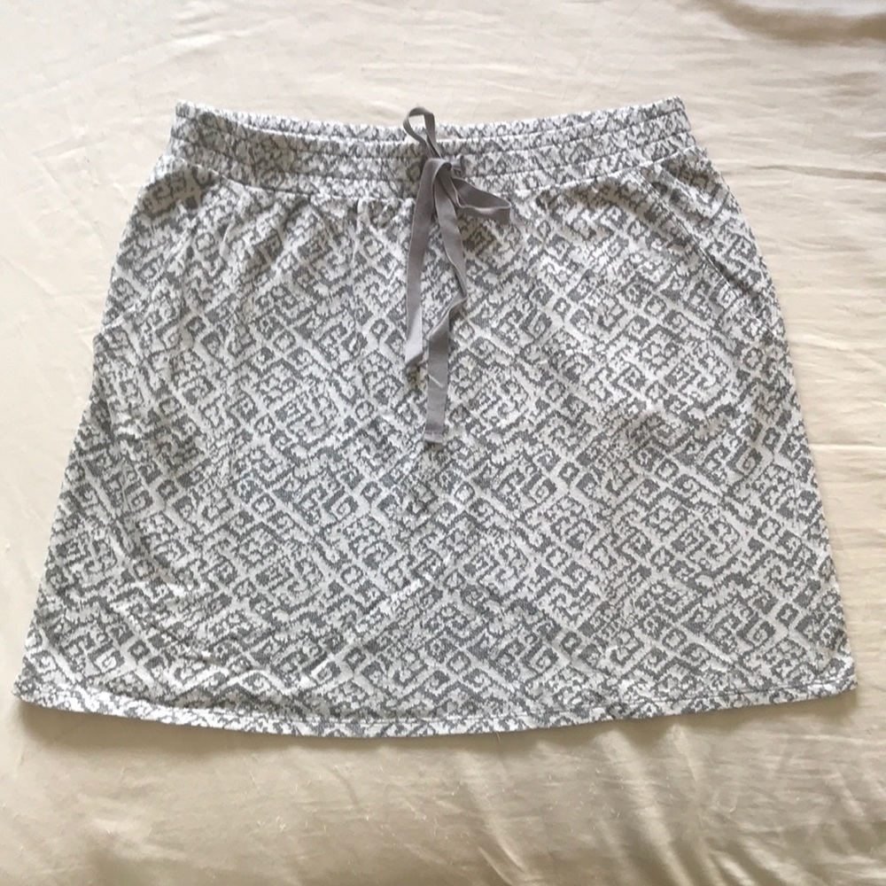 GREY & WHITE SKIRT